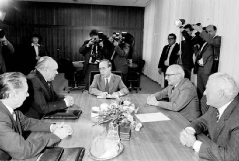 26.11.1986 Erich Honecker empfängt im ZK Viktor Nikonow.