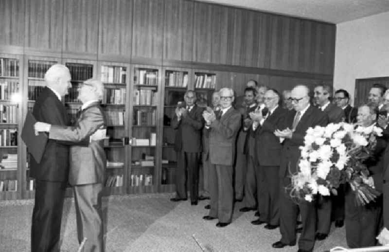 08.10.1986 Erich Honecker gratuliert Günter Mittag zum 6