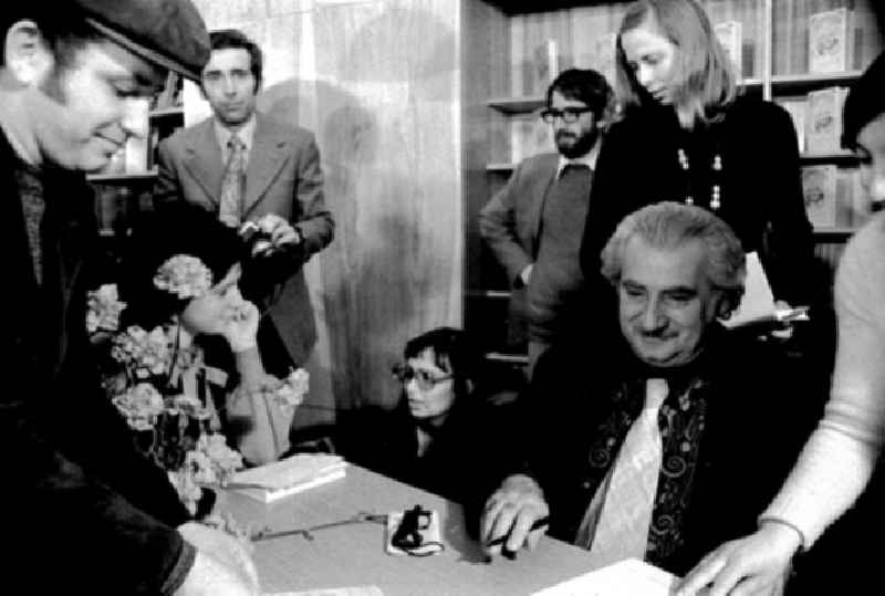 April 1973 Schriftsteller Juri Amado beim signieren seiner Bücher.