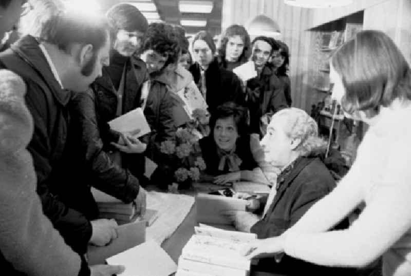 April 1973 Schriftsteller Juri Amado beim signieren seiner Bücher.