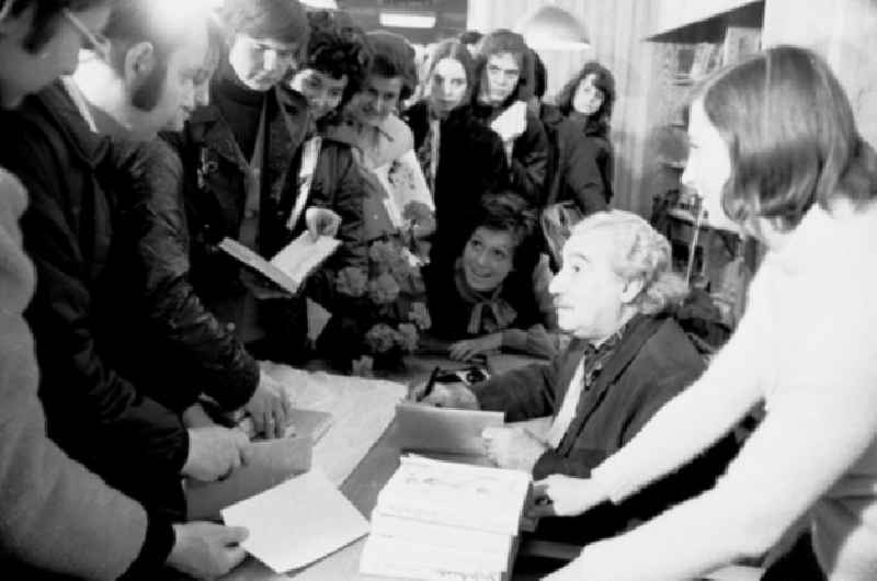 April 1973 Schriftsteller Juri Amado beim signieren seiner Bücher.