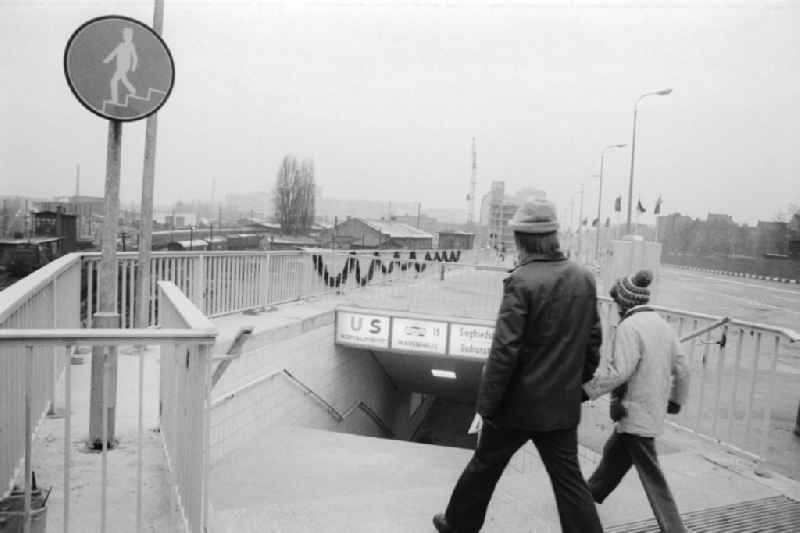 18.12.1975, Berlin 
Lichtenberger Brücke,
Fußgänger