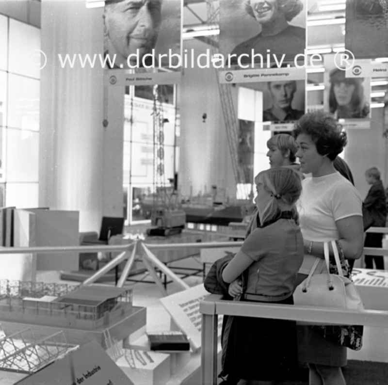 September 1969 Berlin,
Kämpfer- und Siegerausstellung in der Karl-Marx-Allee.