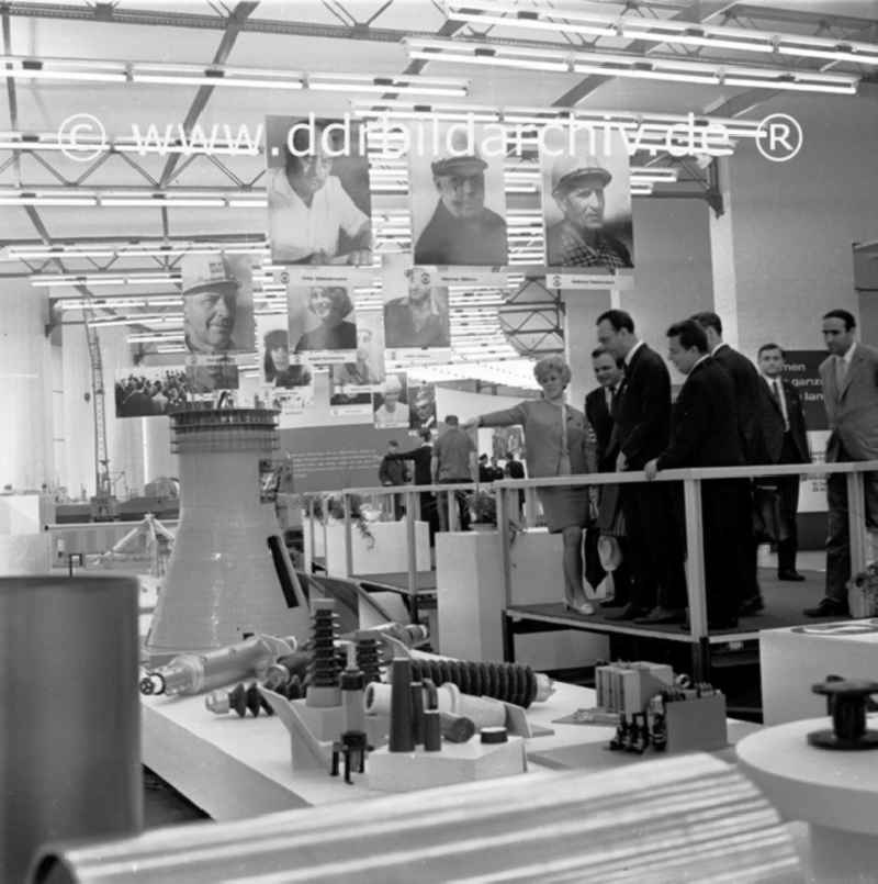 September 1969 Berlin,
Kämpfer- und Siegerausstellung in der Karl-Marx-Allee.