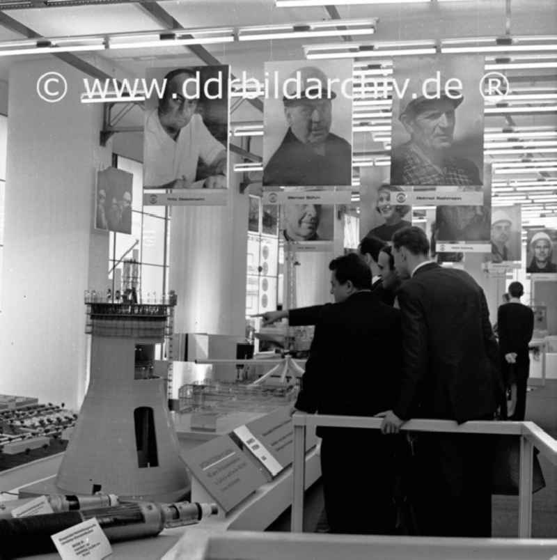 September 1969 Berlin,
Kämpfer- und Siegerausstellung in der Karl-Marx-Allee.