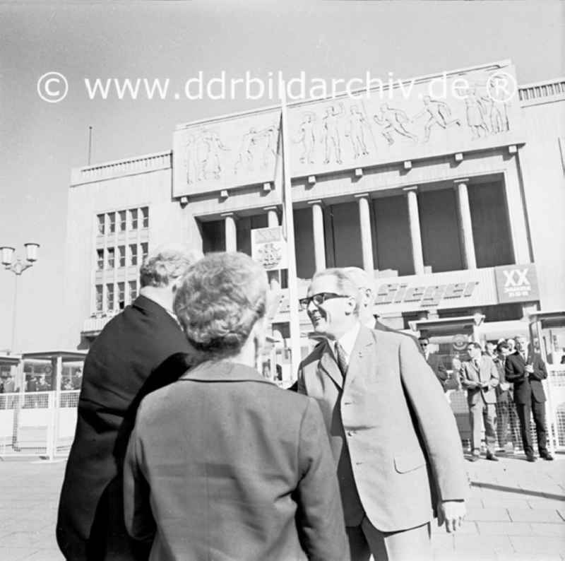 September 1969 Berlin,
Kämpfer- und Siegerausstellung in der Karl-Marx-Allee. Eröffnung mit Erich Honnecker, Walter Ulbricht und Willi Stoph.