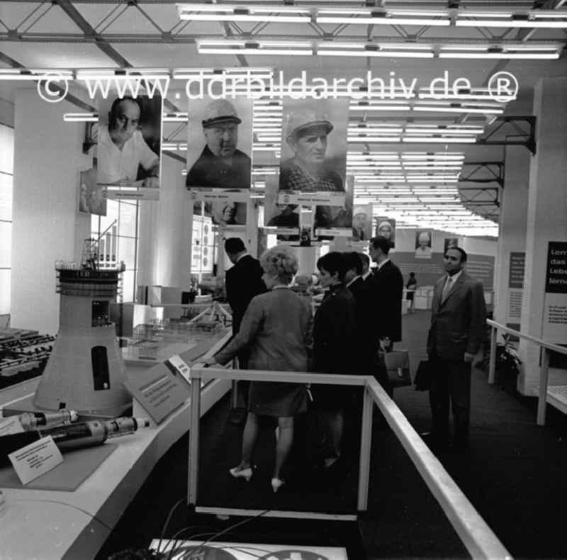 September 1969 Berlin,
Kämpfer- und Siegerausstellung in der Karl-Marx-Allee.