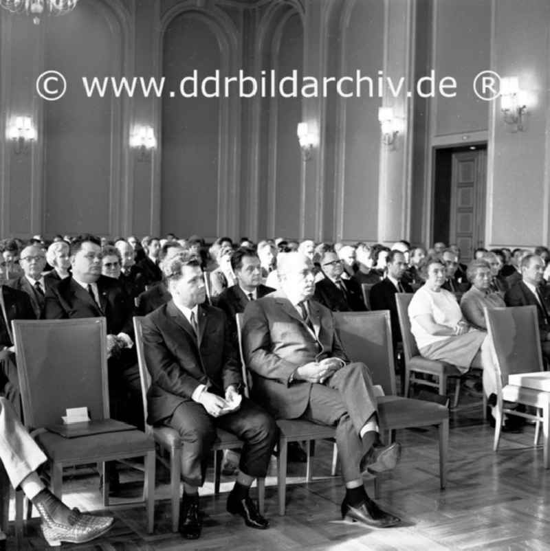 September 1969 Berlin, 
Auszeichnung mit der Wanderfahne.
Mach mit - Schöner unsere Städte und Gemeinden durch Paul Verner, Herbert Fechner und Professor Stanek im Roten Rathaus.