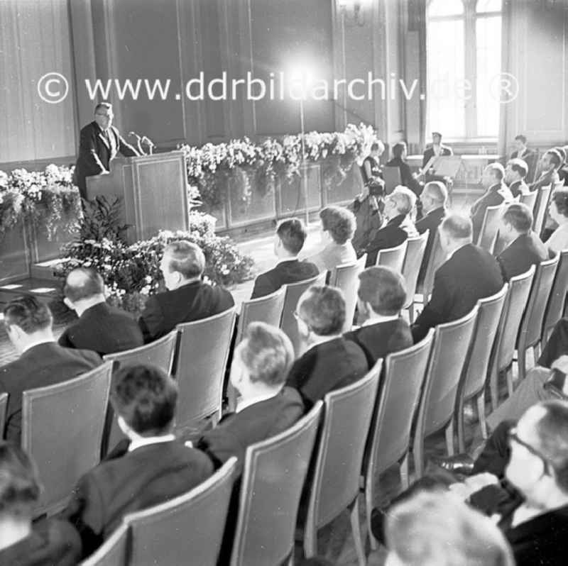 September 1969 Berlin, 
Auszeichnung mit der Wanderfahne.
Mach mit - Schöner unsere Städte und Gemeinden durch Paul Verner, Herbert Fechner und Professor Stanek im Roten Rathaus.