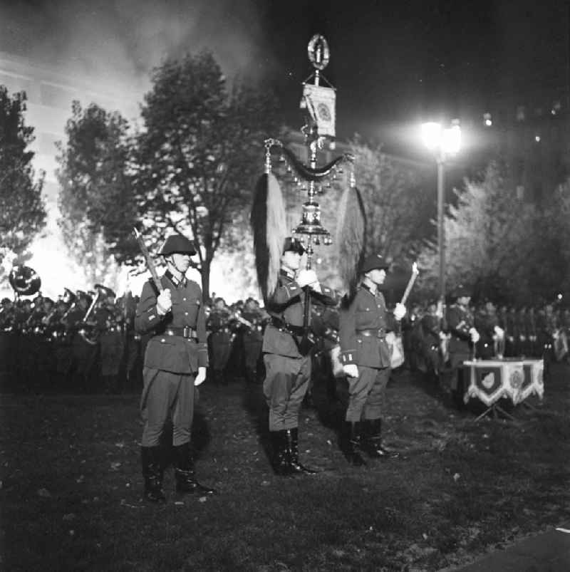 Oktober 1969 Berlin,
Zapfenstreich am Kino Kosmos.