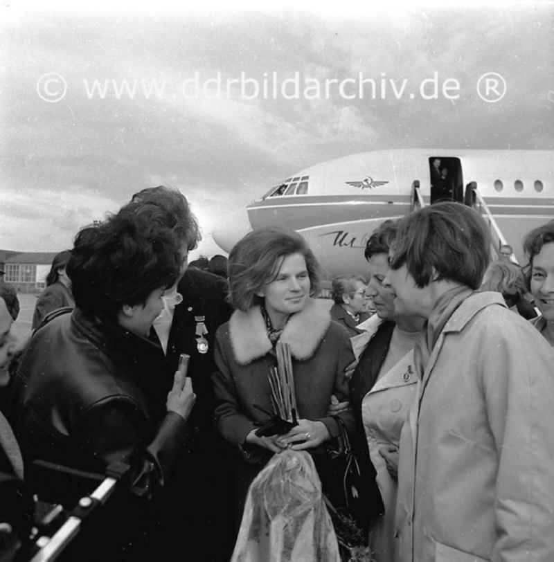 Oktober 1969 Berlin,
Ankunft von Valentina Tereschkowa am Zentralflughafen Berlin-Schönefeld.