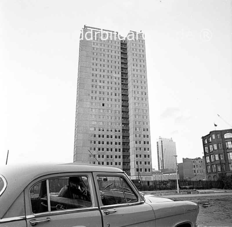 Oktober 1969 Berlin,
das fertig gestellte  Haus der Statistik. Zu Ehren des 2