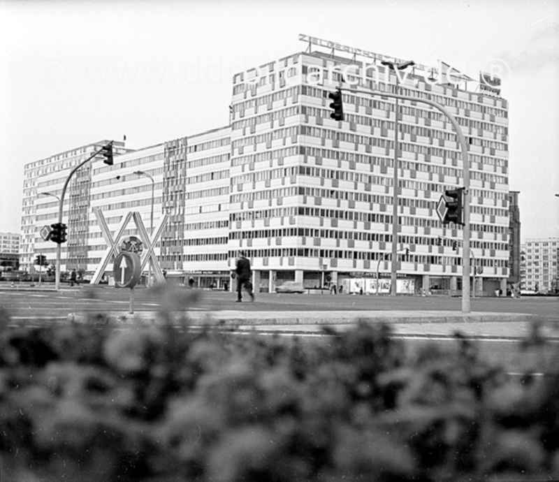 Oktober 1969 Berlin,
das fertig gestellte  Haus der Statistik. Zu Ehren des 2