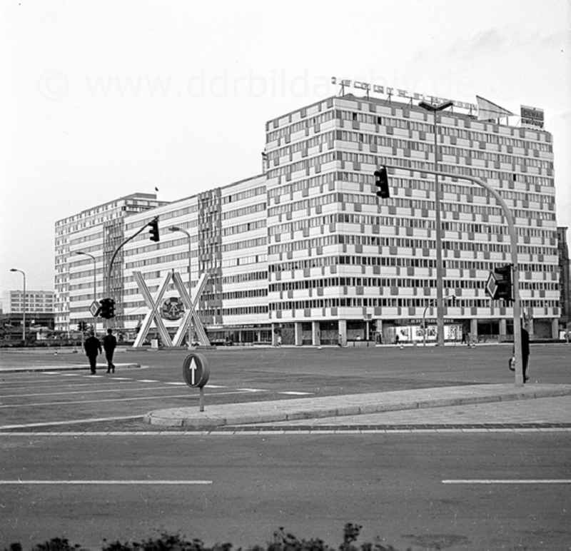 Oktober 1969 Berlin,
das fertig gestellte  Haus der Statistik. Zu Ehren des 2