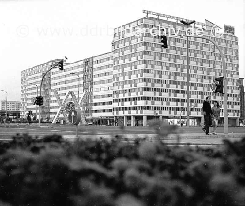 Oktober 1969 Berlin,
das fertig gestellte  Haus der Statistik. Zu Ehren des 2