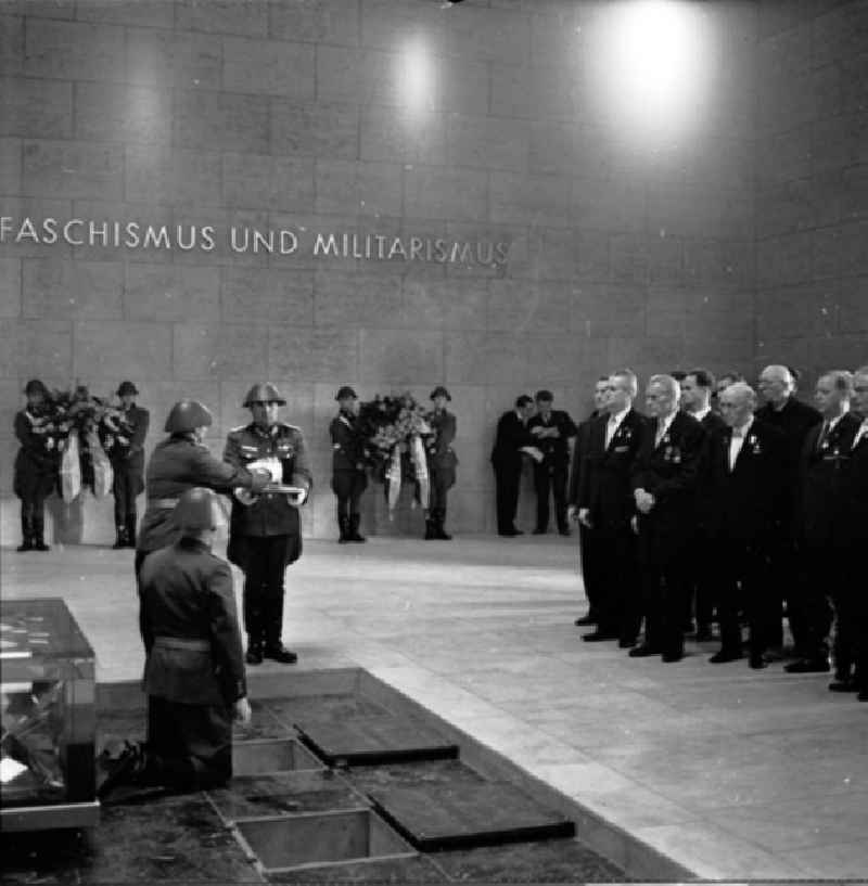 Oktober 1969 
Feierliche Wiedereröffnung des Manhmals für die Opfer des Faschismus und Militarismus in Berlin Unter den Linden