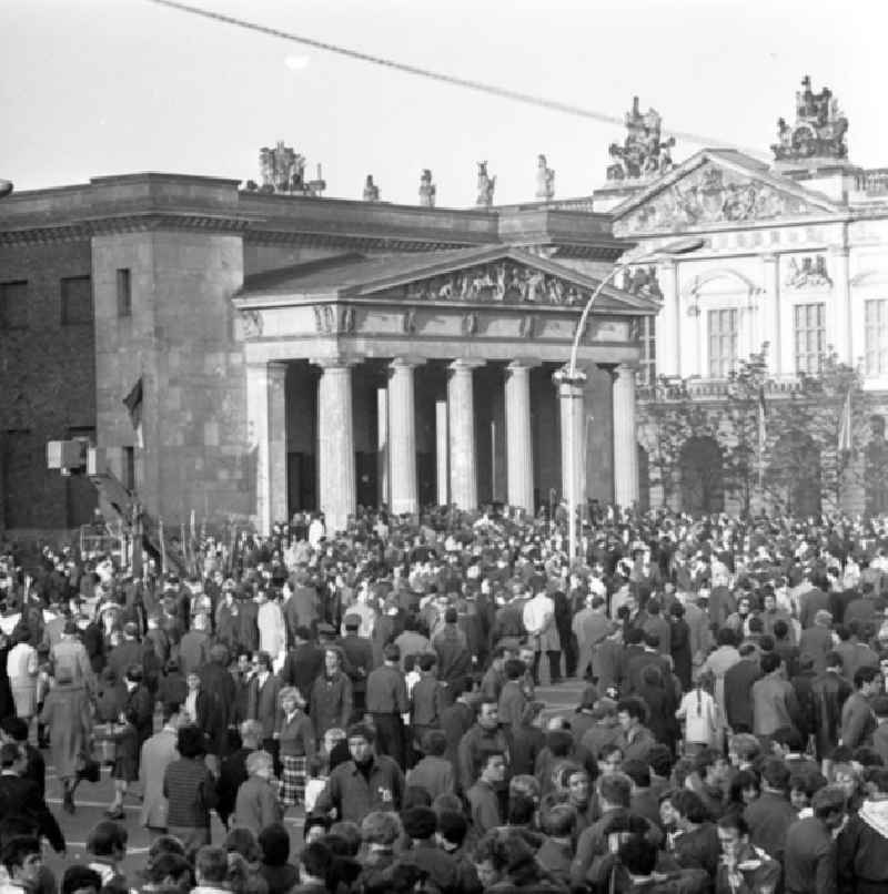 Oktober 1969 
Feierliche Wiedereröffnung des Manhmals für die Opfer des Faschismus und Militarismus in Berlin Unter den Linden