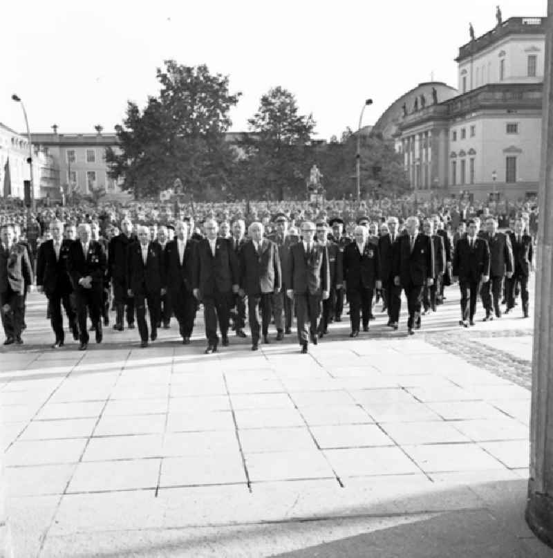 Oktober 1969 
Feierliche Wiedereröffnung des Manhmals für die Opfer des Faschismus und Militarismus in Berlin Unter den Linden