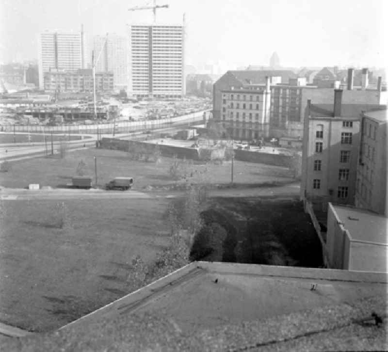 Oktober 1969 5 Teile Leipziger Straße vom Dach des Verlages Volk und Wissen 11 Uhr früh