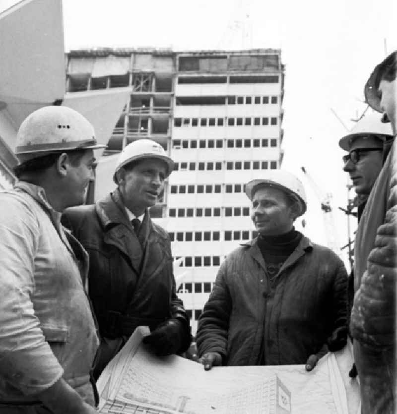 Dezember 1969
Architektenkollektiv und Arbeiter in Berlin
Baustelle in der Rahthausstraße.