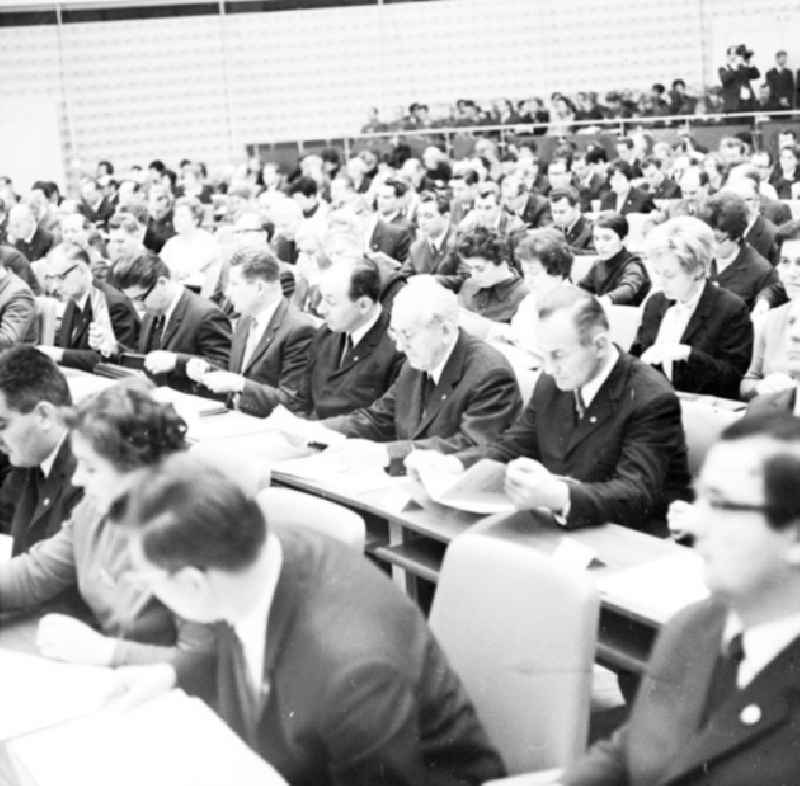 Dezember 1969 
15. Tagung der Volkskammer in Berlin, in der Kongreßhalle am Alex