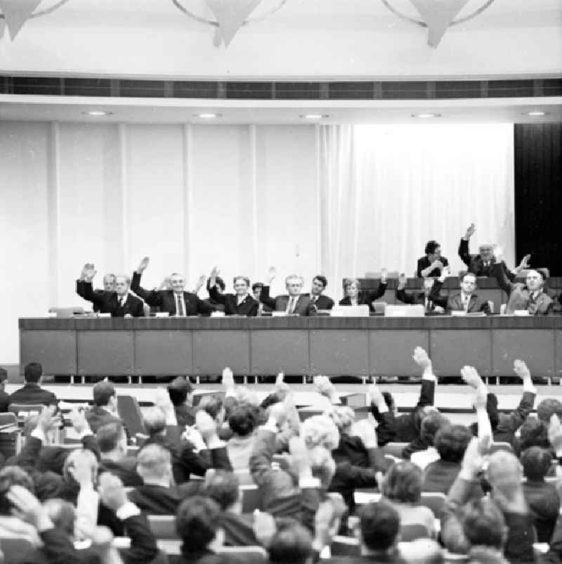 Dezember 1969 
15. Tagung der Volkskammer in Berlin, in der Kongreßhalle am Alex