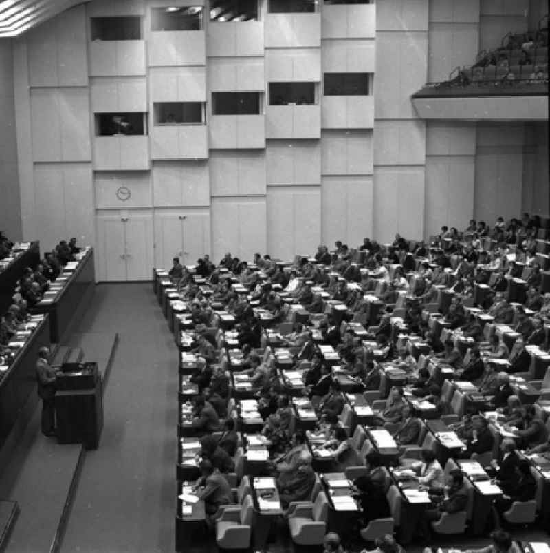 16.6.1977 Berlin: Die Volkskammer beschloß auf ihrer 5. Tagung das Arbeitsgesetzbuch der DDR. Das Arbeitsgesetzbuch trat am 1.1.1978 in Kraft.