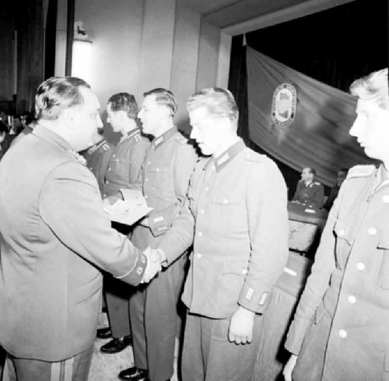 1966
Generalmajor Hans Ernst beglückwünscht die neuen Mitglieder der Partei