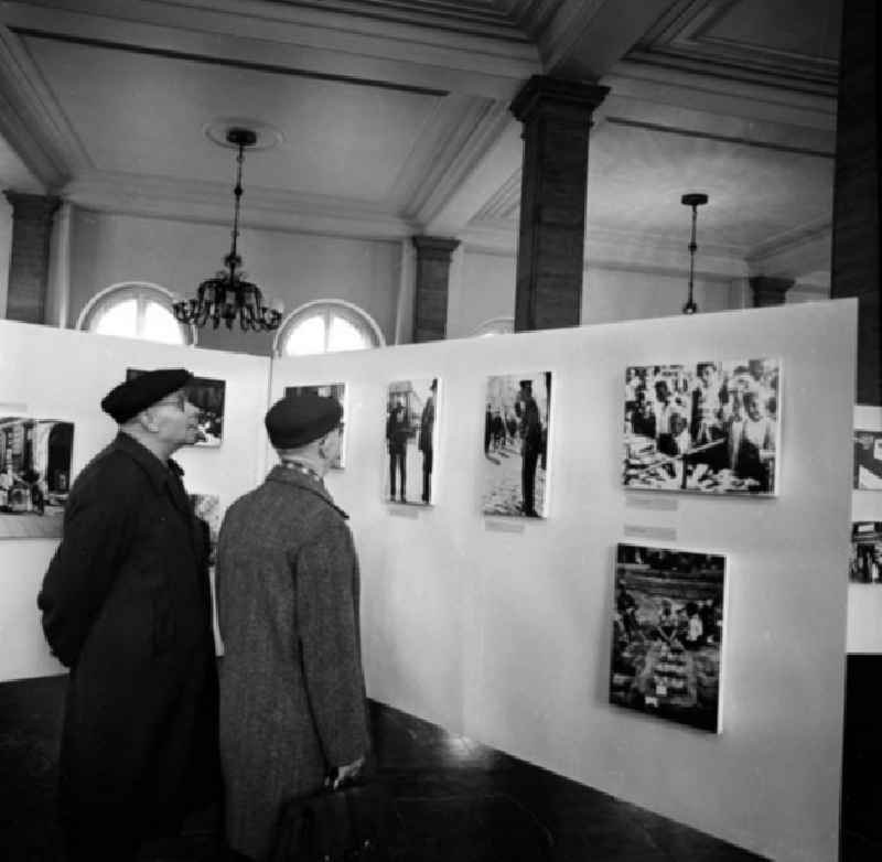 Mai 1966 Arbeitsfotografie
Ausstellung im Museum für deutsche Geschichte.
Deutsches Historisches Museum - GmbH
Unter den Linden 2
10117 Berlin 
Telefon: +49 - (0)30 - 20304 - 0
Telefax: .+49 - (0)30 - 203