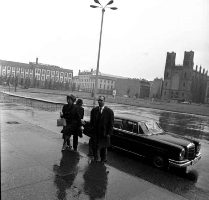 Mai 1966 Gespräche zwischen Vertretern der SED (Sozialistische Einheitspartei Deutschlands) und SPD (Sozialistische Partei Deutschlands).