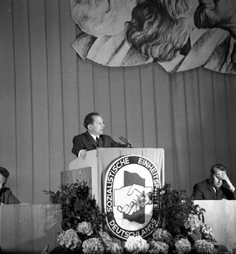 Mai 1966
Honecker spricht im Auditorium der Humbold Universität