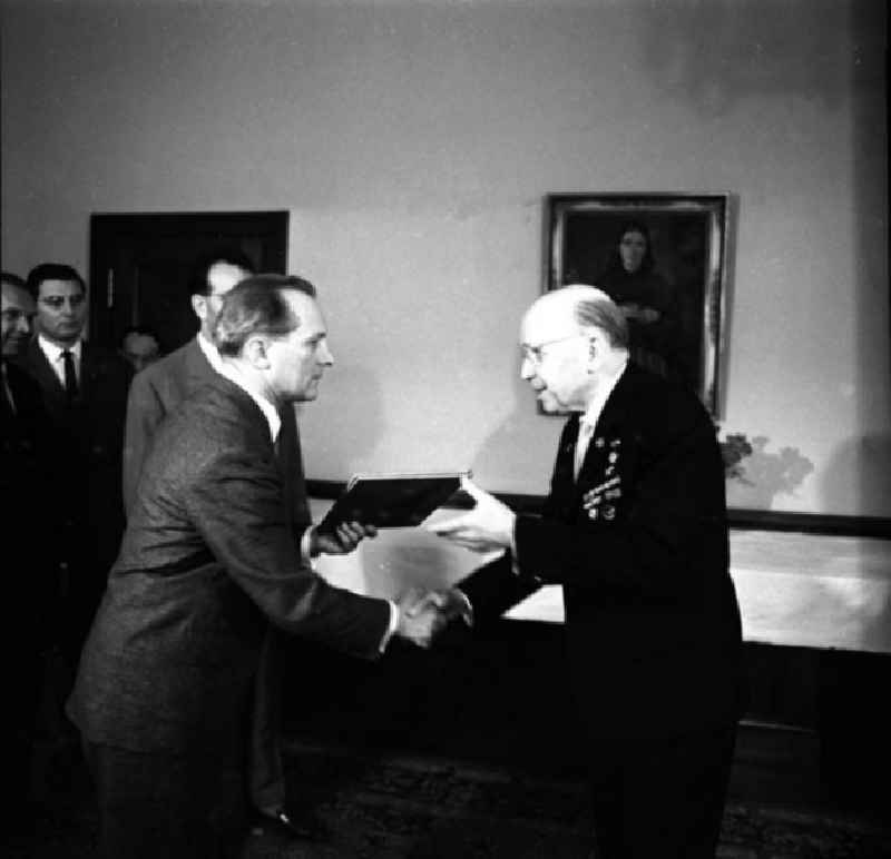 12.05.1966
ZK(Zentralkomitee) gratuliert Prof. Dr. Dr. Erich Correus zum 7