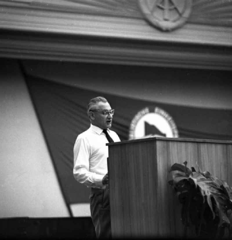 Dezember 1966
Paul Verner spricht in der  Parteihochschule (Jubiläum)