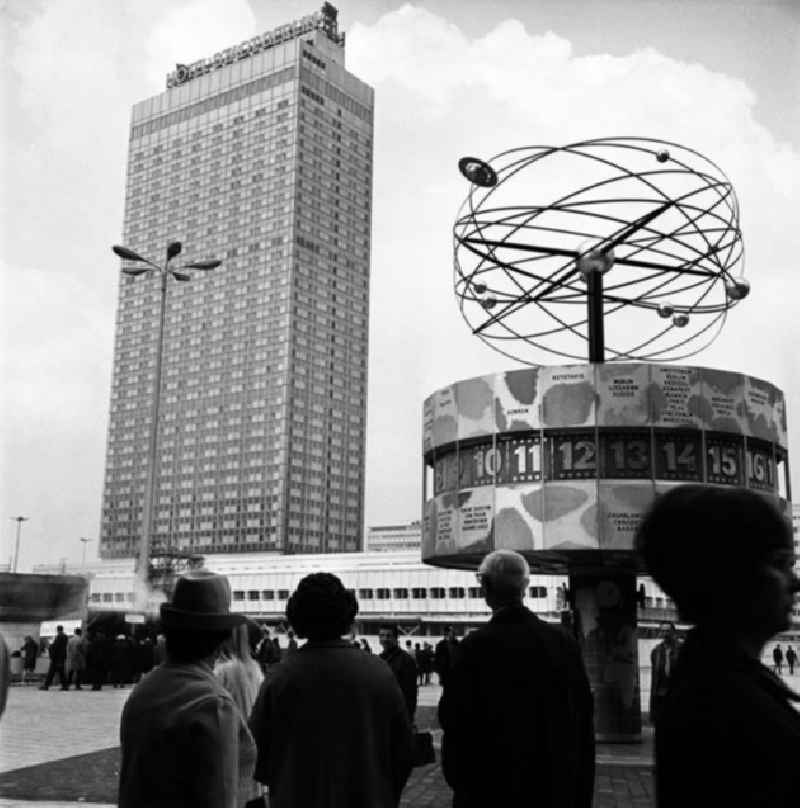 Blick auf den Alexanderplatz von der Urania-Weltzeituhr im Süden des Platzes.