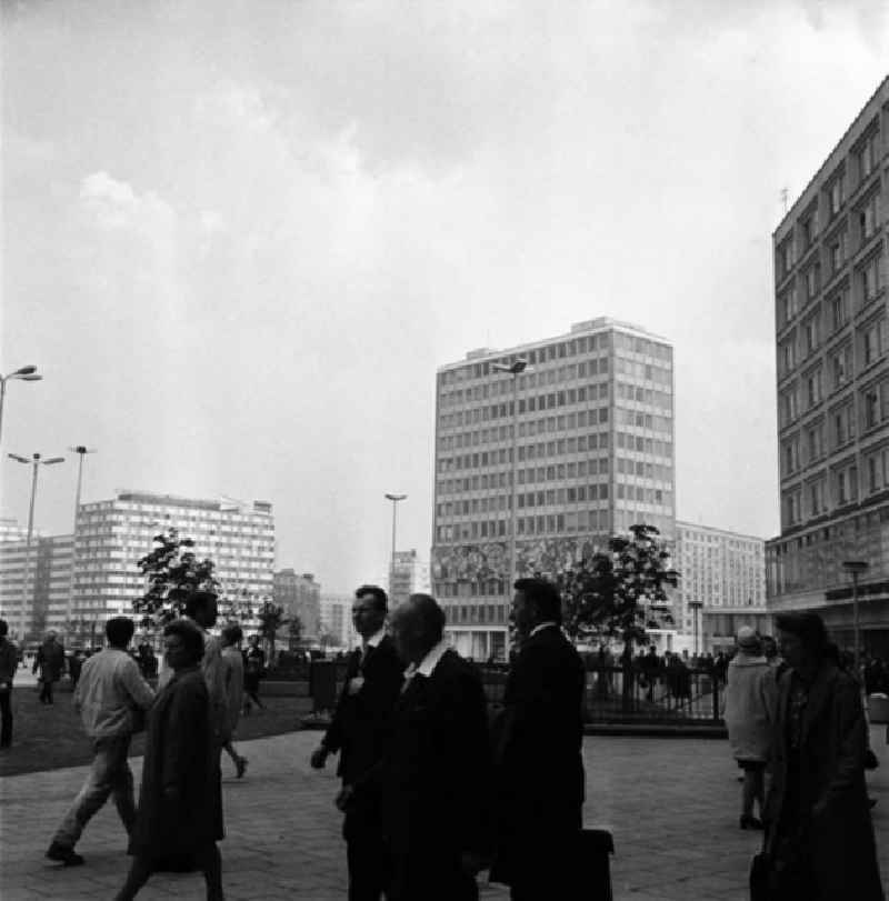 Blick auf den Alexanderplatz von der Urania-Weltzeituhr im Süden des Platzes.