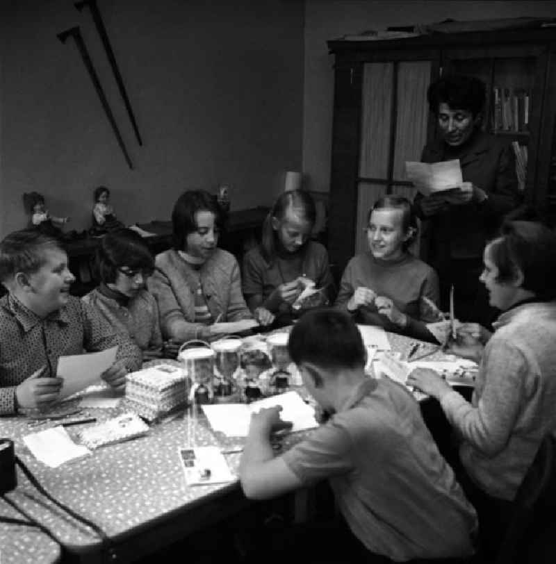 Arbeitsgemeinschaft im Pionierhaus G. Titow. Pioniergruppe und Betreuer beim Briefeschreiben.