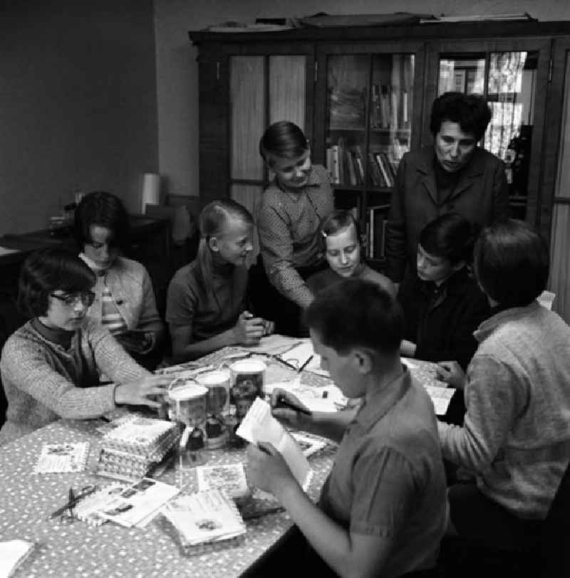 Arbeitsgemeinschaft im Pionierhaus G. Titow. Pioniergruppe und Betreuer beim Briefeschreiben.