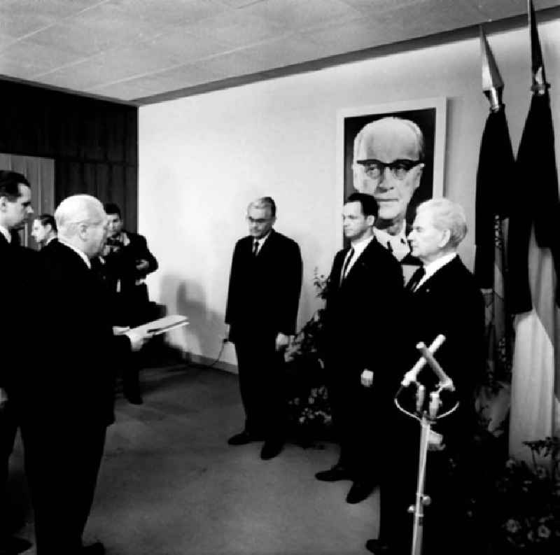 Abschied von Prof. Dr. Johannes Dieckmann im Hause der Volkskammer der DDR. Er war Präsident der Volkskammer der DDR und stellvertretender Vorsitzender des Staatsrates der DDR.