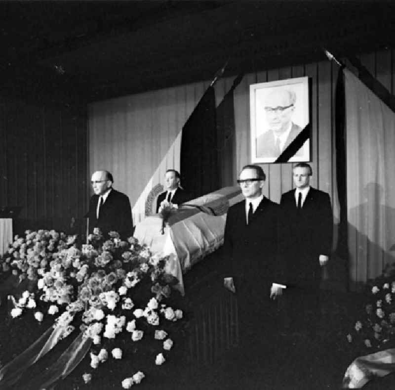 Abschied von Prof. Dr. Johannes Dieckmann im Hause der Volkskammer der DDR. Er war Präsident der Volkskammer der DDR und stellvertretender Vorsitzender des Staatsrates der DDR.