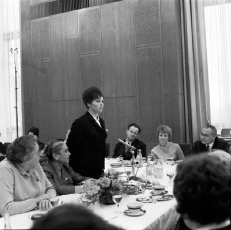 Frauenempfang im Staatsrat mit Erich Honecker