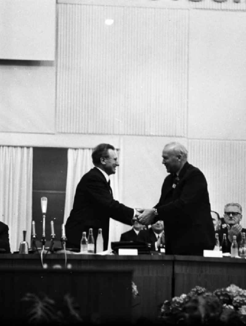 Kongress der DSF (Deutsch - Sowjetische - Freundschaft) in der Werner - Seelenbinder - Halle in Berlin. Bei diesem Kongress sind auch Pjotr Abrassimow und Erich Honecker anwesend.