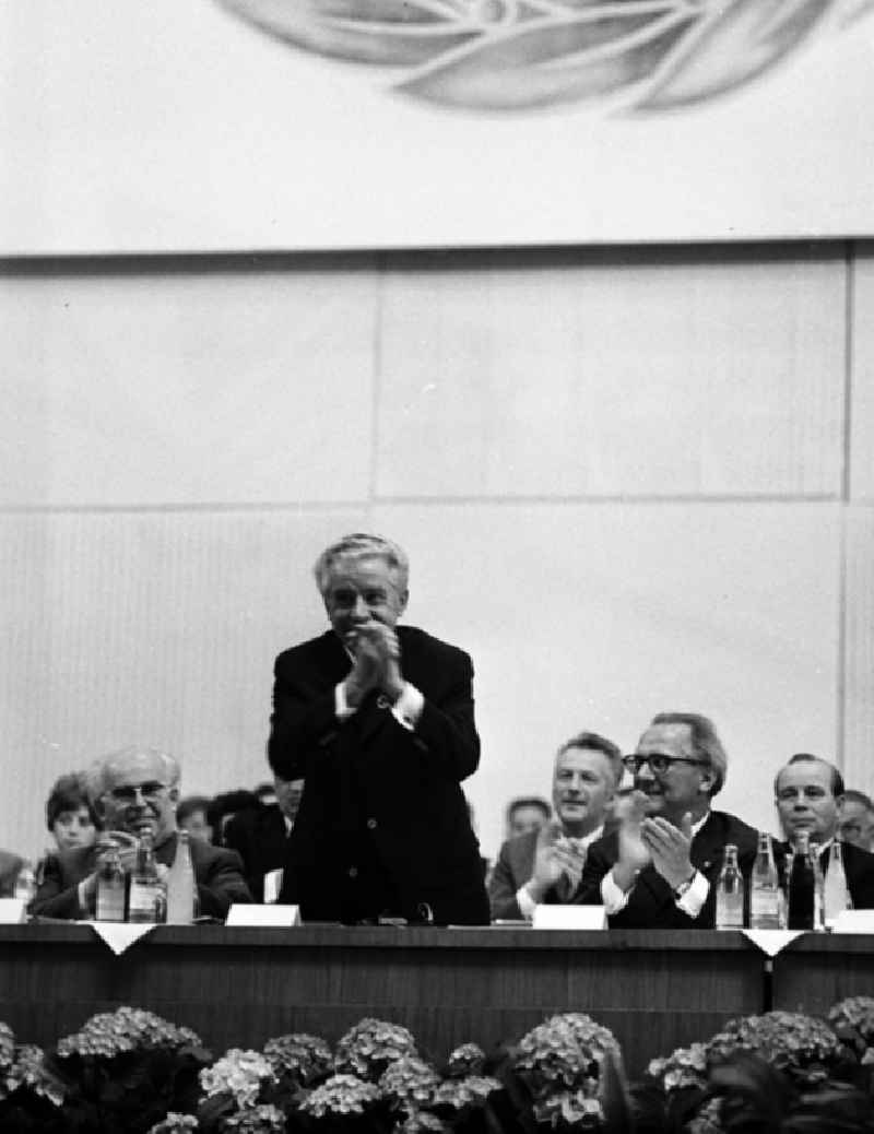 Kongress der DSF (Deutsch - Sowjetische - Freundschaft) in der Werner - Seelenbinder - Halle in Berlin. Bei diesem Kongress sind auch Pjotr Abrassimow und Erich Honecker anwesend.