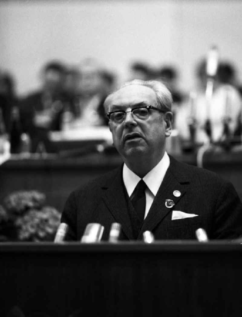 Kongress der DSF (Deutsch - Sowjetische - Freundschaft) in der Werner - Seelenbinder - Halle in Berlin. Bei diesem Kongress sind auch Pjotr Abrassimow und Erich Honecker anwesend.