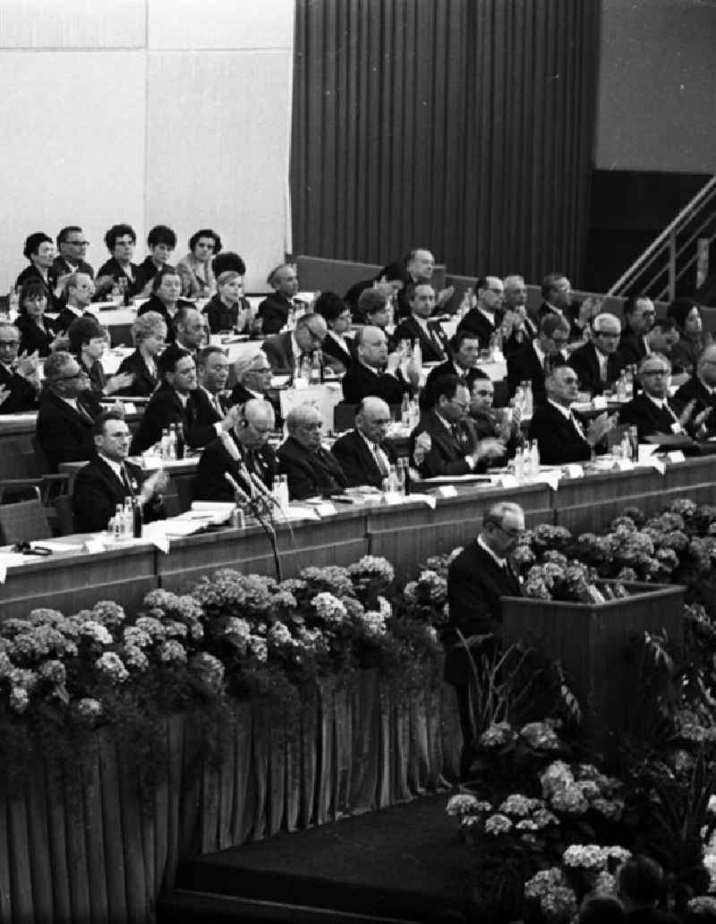 Kongress der DSF (Deutsch - Sowjetische - Freundschaft) in der Werner - Seelenbinder - Halle in Berlin. Bei diesem Kongress sind auch Pjotr Abrassimow und Erich Honecker anwesend.