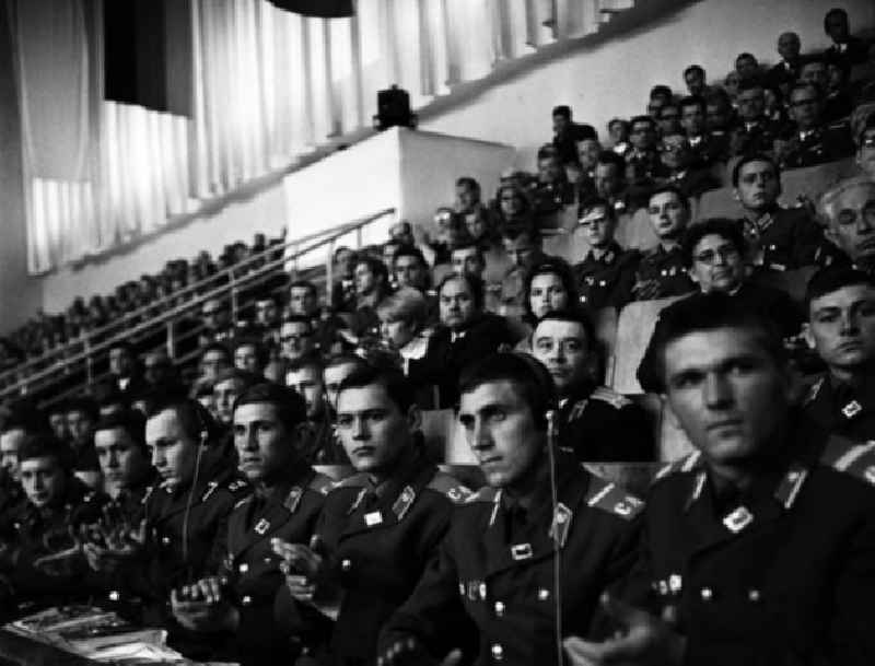 Kongress der DSF (Deutsch - Sowjetische - Freundschaft) in der Werner - Seelenbinder - Halle in Berlin. Bei diesem Kongress sind auch Pjotr Abrassimow und Erich Honecker anwesend.