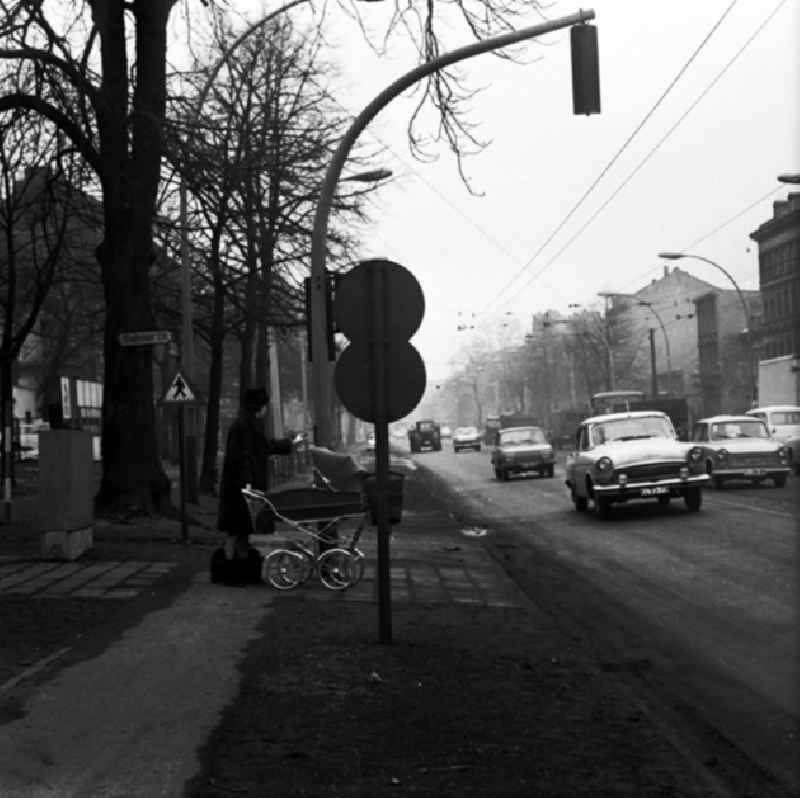 Ampelregelung für und durch Fußgänger in Alt-Friedrichsfelde.