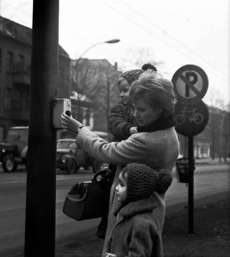 Ampelregelung für und durch Fußgänger in Alt-Friedrichsfelde.