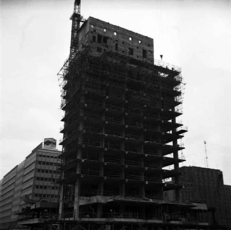 Blick auf den Bau des Hauses des Reisens, welches im Zuge der sozialistischen Platzgestaltung errichtet wird.