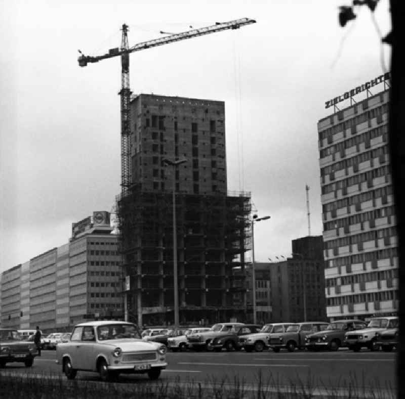 Blick auf den Bau des Hauses des Reisens, welches im Zuge der sozialistischen Platzgestaltung errichtet wird.