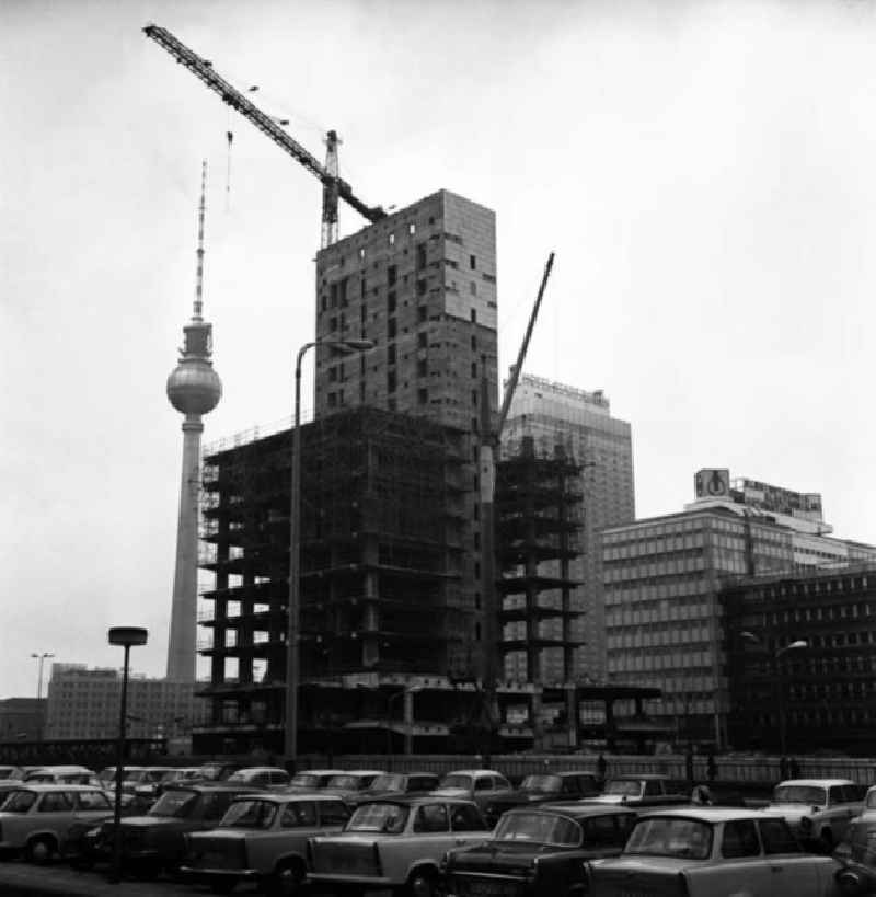 Blick auf den Bau des Hauses des Reisens, welches im Zuge der sozialistischen Platzgestaltung errichtet wird.